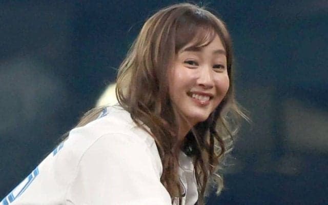 41歳元アイドルの「顔が小さ過ぎてビックリ」　可憐投球が話題…“凱旋”で味わった「緊張」