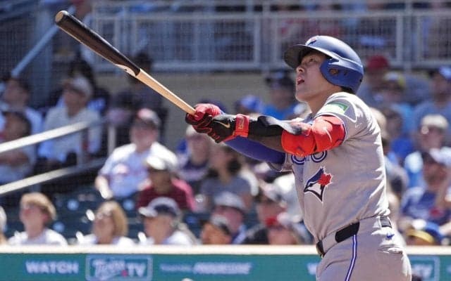 ブルージェイズ岡本和真３戦連発９号２ラン　３戦４発と量産、一気に本塁打数リーグ８位タイ浮上
