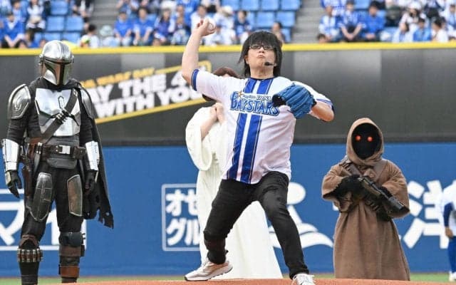 【DeNA】「スター・ウォーズ」始球式　声優森川智之がキャラクターと登場　ノーバン投球披露