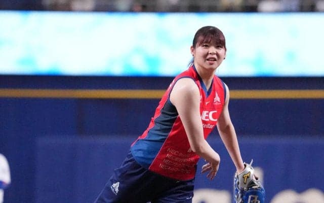 【バレー】ドアラが背伸び!?　184cm山田二千華、ノーバン始球式での衝撃２ショットを披露
