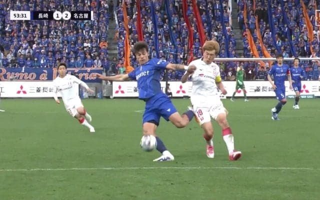 「やっちまったな」「らしくない」ファン衝撃…長崎の助っ人DF、まさかの“空振り”で処理ミス→ボールを掻っ攫われて痛恨失点「こんなミスをするとは」