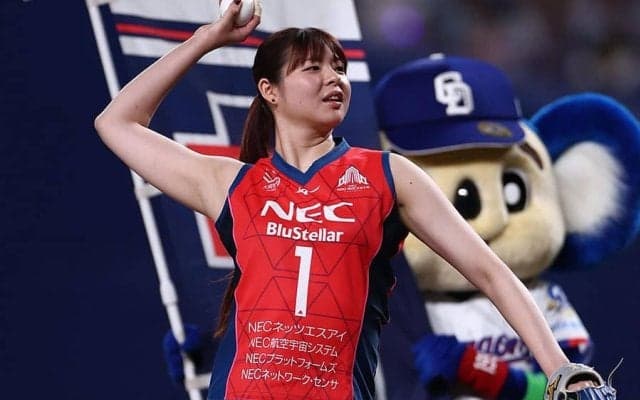 184cmの女子アスリートが「かわいい」　豪快にど真ん中へ一投…地元大歓声「さすが肩強い」