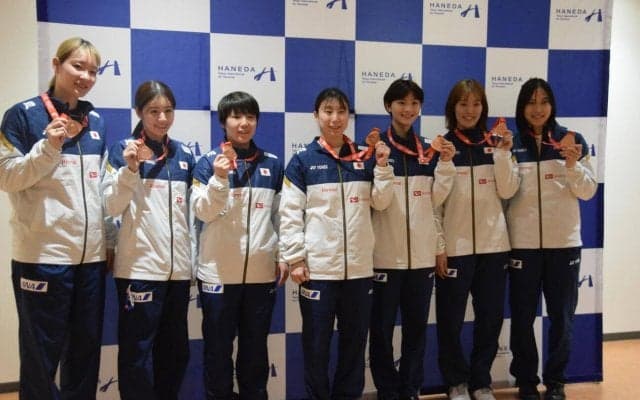 【バドミントン】女子ユーバー杯銅メダルの日本が帰国　シングルス宮崎友花「すごく悔しい」