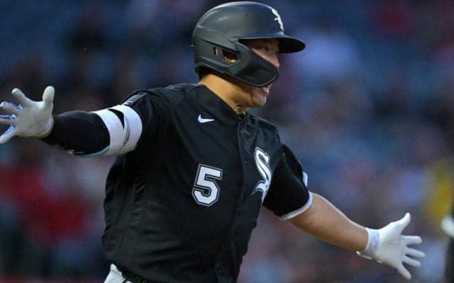 村上宗隆　１４号直後に謎のポーズ？ベンチで両手ぶらぶら＆足ちょこちょこ「この男たちは楽しそう」球団が公開