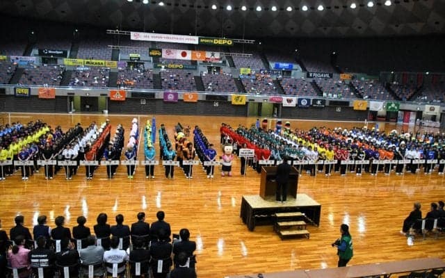 ママさんバレーの新たな全国大会が開幕　被り物で入場行進など「楽しむバレー」を展開