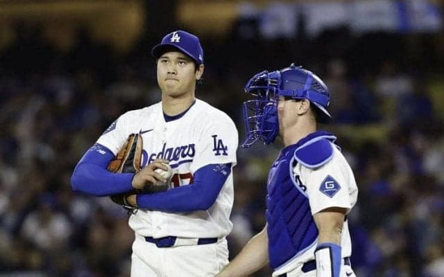 大谷翔平　女房役のスミスが神業キャッチ！思わず絶叫の鬼曲がりスイーパーを鮮やかに　クソボールをアルトゥーベもスイング→三振でピンチ脱出