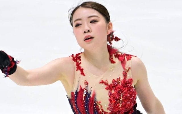 「バリ可愛いか〜」23歳フィギュア女子、黒ミニワンピ×黒タイツの装い　生け花をバックに「凄く素敵です」「めちゃくちゃ綺麗になったね」