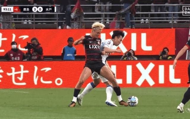 「吹っ飛ばした！」鈴木優磨の“激しくもフェアな”重戦車チャージに騒然！「容赦なし」「何でもできるな」戸田和幸も絶賛のボール奪取