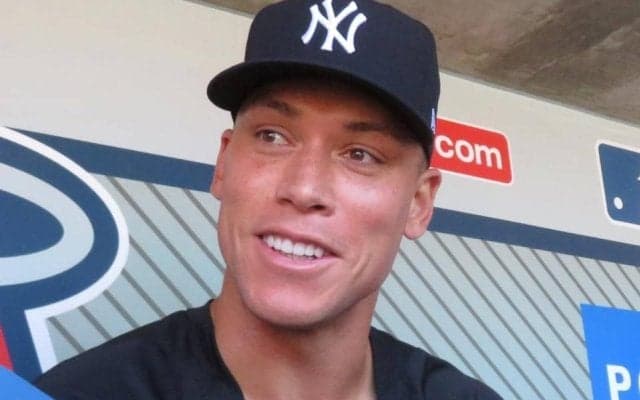 ヤンキース　ジャッジの私服が爽やか！球団が移動風景を公開　村上宗隆と激しい本塁打キング争い中　チゾムがめちゃド派手