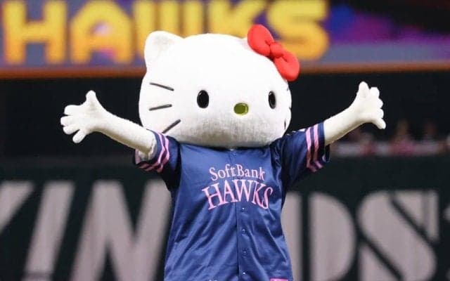 ハローキティが“コロコロ始球式”　山なりが届かず…球場どよめくも「めっちゃ可愛い」
