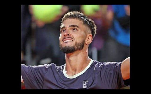  20歳の予選勝者がジョコ破る大金星 