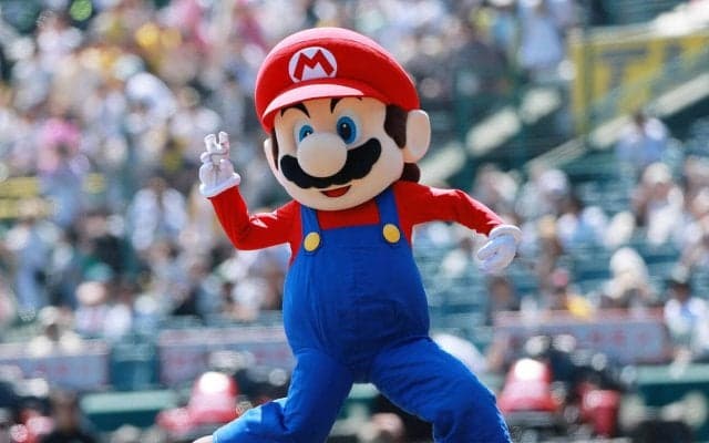 【阪神】マリオが聖地・甲子園で始球式　白い手袋をしたまま豪快ピッチ、スタンド「おおーっ」