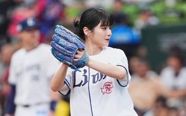 黒髪美女のハニカミ笑顔…ワンバウンドに“あわあわ”　可憐すぎる豪快投球に拍手喝采