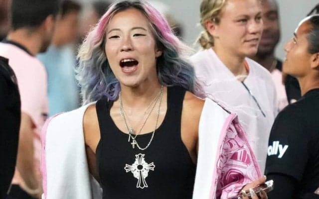 ｢腹筋がすごすぎる！｣なでしこが誇る“サッカー界のガガ様”、ヘソ出しルックで佐々木朗希と肩寄せ2ショット、ノーバン始球式も話題
