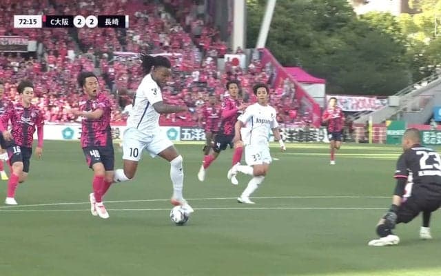 「逃走中のハンターもびっくりだわ」長崎の“重戦車”、相手をふっ飛ばしながらの60m爆速ドリブル弾炸裂！「実況だけ聞いたら競馬中継」「速さと決定力が別格すぎる」