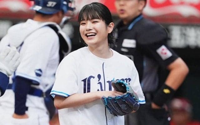 黒髪美女がペコリ→豪快投球に「ベタ惚れ」　ハニカミ笑顔にファン虜「最高すぎる」