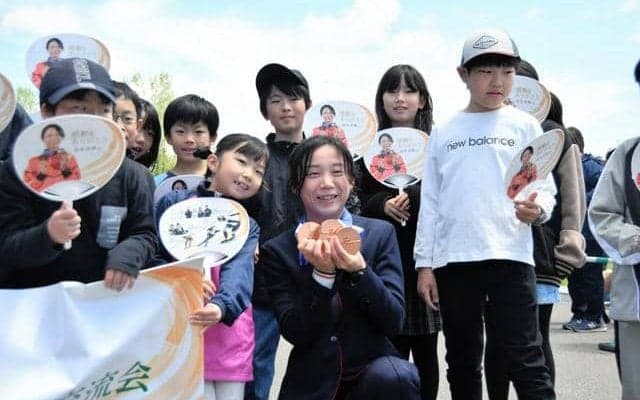スピードスケート高木美帆さん、五輪メダル胸にパレード 出身の幕別