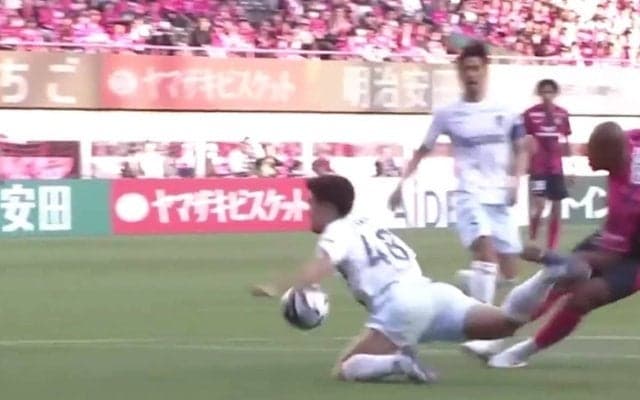 「ハンドなん？」「あれを取るのはつまらなすぎる」長崎DF、必死のシュートブロックが痛恨のPK判定→ファンから同情の声「責められないな」