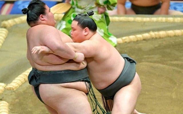 横綱のしこ名を継ぐ旭富士、序ノ口デビューから１５連勝　三段目で体重２１０キロの相手を寄り切る