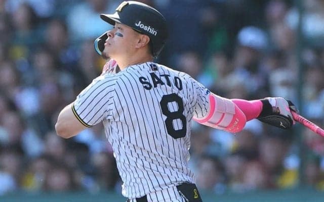 佐藤輝明、リーグ単独トップ10号　セ最速で2桁HR到達…“先っぽ”で121メートル豪快弾