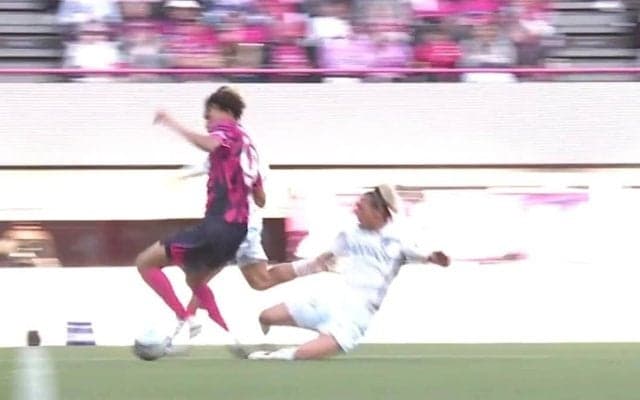 「レッドだろあんなの」「足裏は見せてない」長崎MFがハードな“後方タックル”でカウンターストップ→イエロー判定でファン物議
