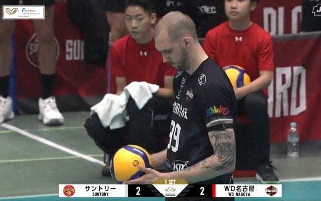 男子バレー、客席にダイレクトで飛び込む驚きのサーブ 異例の光景 元日本代表「体育館のズレであったりとか」