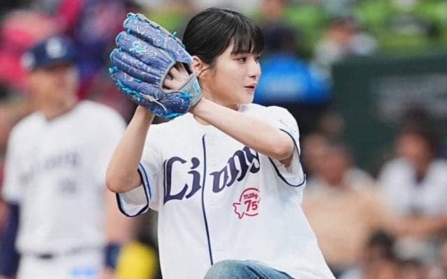 黒髪美女が「ドッキドキでした」　豪快投球で話題の23歳、ユニ姿で明かした胸の内