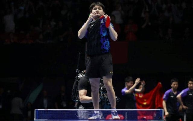 男子金の中国選手の“祝勝行動”が波紋　現地解説の“国民的レジェンド”も憤怒「これは絶対にダメだ。台の上に立ってはいけない」【世界卓球】