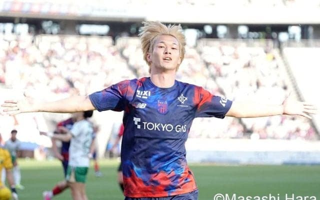 執念の逆転勝利で首位と勝点4差！白熱の“東京ダービー”を現地撮り！気迫の室屋成、躍動の佐藤龍之介、華麗な長倉幹樹！長友佑都と愛息たち＆試合後の集合ショットも