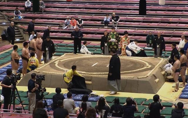 「えぇ！ 前相撲からいる」大相撲、朝一番から鎮座するミュージシャンの姿に驚き 正座で背筋“ピン” ひと際の存在感