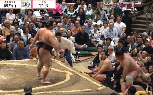 「力士並みに強そう」「腕太っ」大相撲、人気力士とニアミスした“ただならぬ”ガタイのプロレスラーに反響「通路付近にゴツいの映って…」
