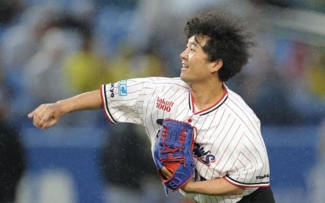 四千頭身・後藤が自虐「僕らが出てきた瞬間ベンチから誰もいなくなったんですけど」シートが敷かれた雨の神宮で異例の始球式　つば九郎が痛烈突っ込みも