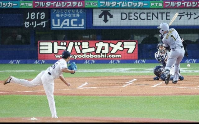 【阪神】森下翔太が左肘付近に死球　バット放り投げるも冷静　4月には頭部付近へのボールで騒然