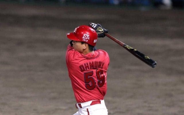 広島・大盛　大勢撃ち２号！八回１死待望の一時同点弾　クールな男が力強くガッツポーズ　守備でも外野陣統率して存在感