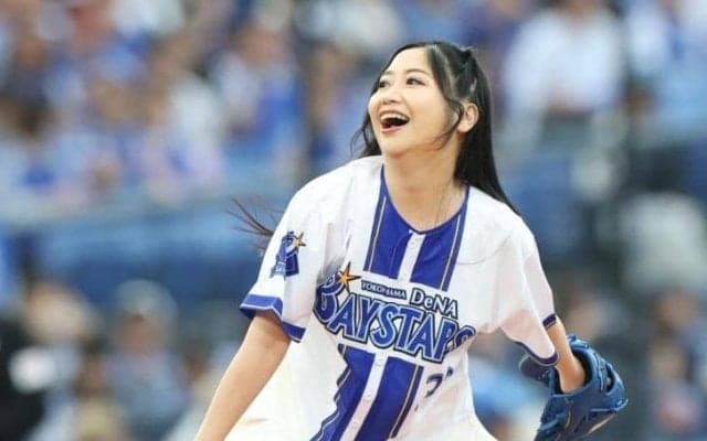 ＤｅＮＡ戦　美人歌手がユニ＆爽やか白スカート姿で始球式　ネイルもベイカラーでバッチリ