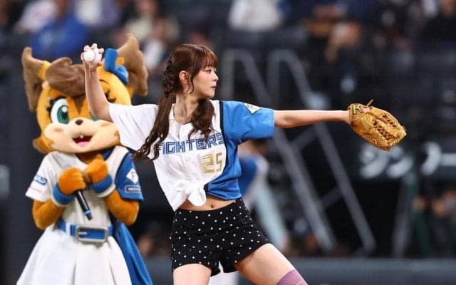 ＥＬＳＥＥのＡＫＡＲＩ　始球式で８５キロ計測　力強い投球披露もノーバンならず「手が震えちゃって、どこ投げたかわからくて」