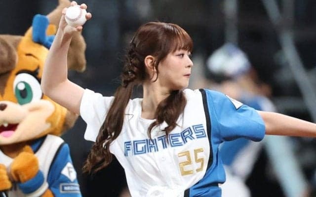 短パンへそ出し美女の“ガチ投球”にどよめき　ワンバウンドも…豪快フォームに熱視線