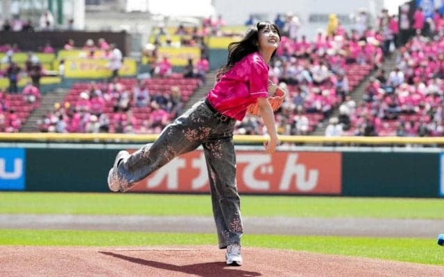 元乃木坂４６の久保史緒里が圧巻ノーバン投球　６回目登板の愛され美女、セレモニアルピッチで異例の応援団コール「ゴーゴーレッツゴー！久保史緒里」