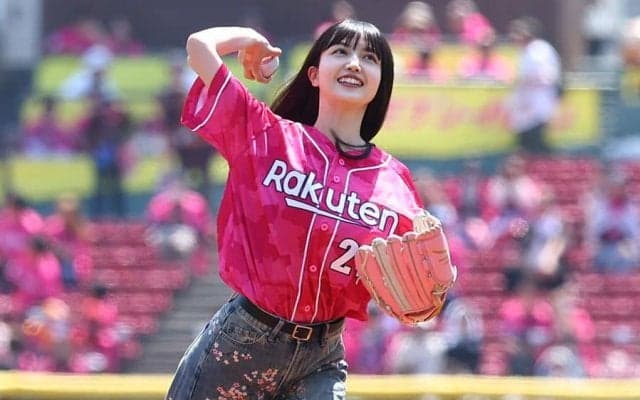 仙台に天使降臨…久保史緒里さんが始球式　華麗すぎるノーバウンド投球にファン虜