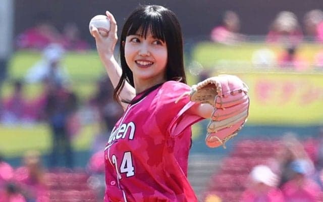 “話題”の黒髪美女が「めっちゃ可愛かった」　天使降臨…球場どよめいた投球が「神すぎる」