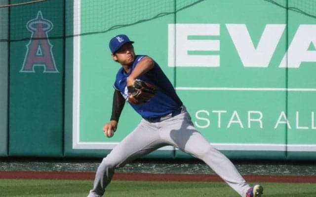 大谷翔平　古巣エンゼルスファンとほっこりシーン　右翼スタンドの歓声競争あおる→どっちが大きい？→じらしてボールを投げ込む　「１番・指名打者」で先発