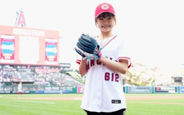 日本の17歳アスリートが“回転始球式”　フィギュア女子の次世代エース…エ軍ユニ姿でファンは「大谷選手」