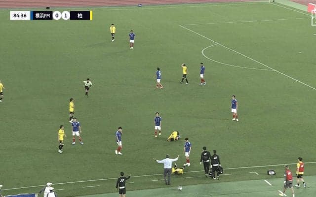 「余計なことするな」マリノスDFの“非紳士的タックル”に大ブーイング！「退場でしょ」怪我人心配の柏DFを後ろから…