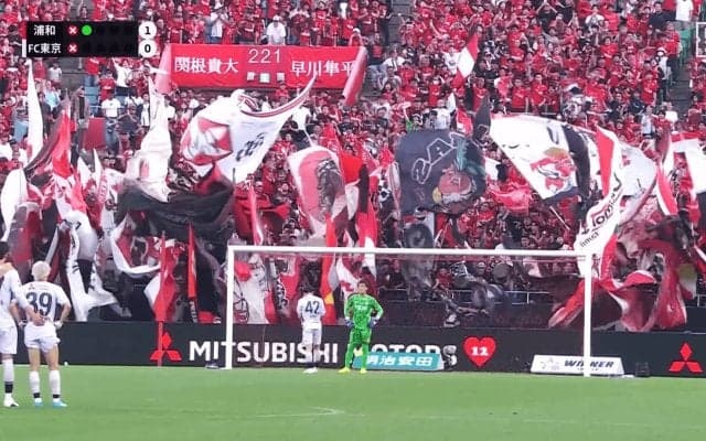「おもろ過ぎるw」浦和ファンの“フラッグ大移動”に騒然！「なんか可愛い」「いけいけー！」PK戦前の珍しい光景