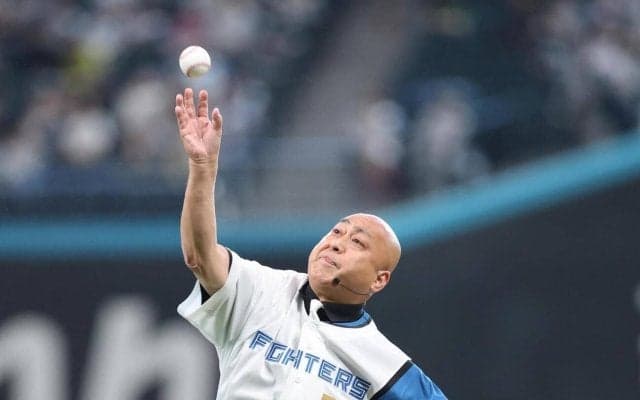 【日本ハム】錦鯉がファーストピッチ“こんにちは投法”