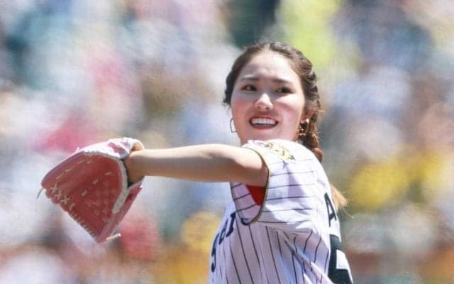 【阪神】神戸市出身のプロゴルファー古江彩佳が笑顔でノーバン始球式「すごく幸せ」