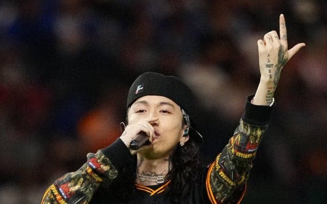 【巨人】Kvi Babaがスペシャルパフォーマンスに登場　吉川尚輝は拍手