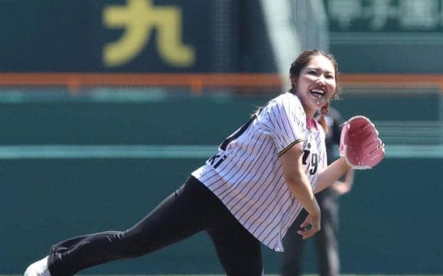 プロゴルファーの古江彩佳が始球式でノーバン投球　神戸市出身で幼少期に観戦経験あり　「１回でもやってみたいと思っていた。すごい幸せ」　注目選手は梅野