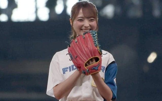 「なにこの天使」ポニテ揺らし“大暴投”　激カワ美女の正体「顔出しされてたんですね」