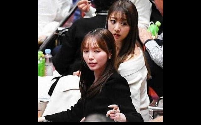 芸能界きってのスー女　元アマ横綱らとの大相撲観戦を報告　２ショ投稿　お仲間のフリーアナとはともに和服姿で